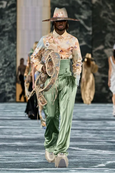 Look 15